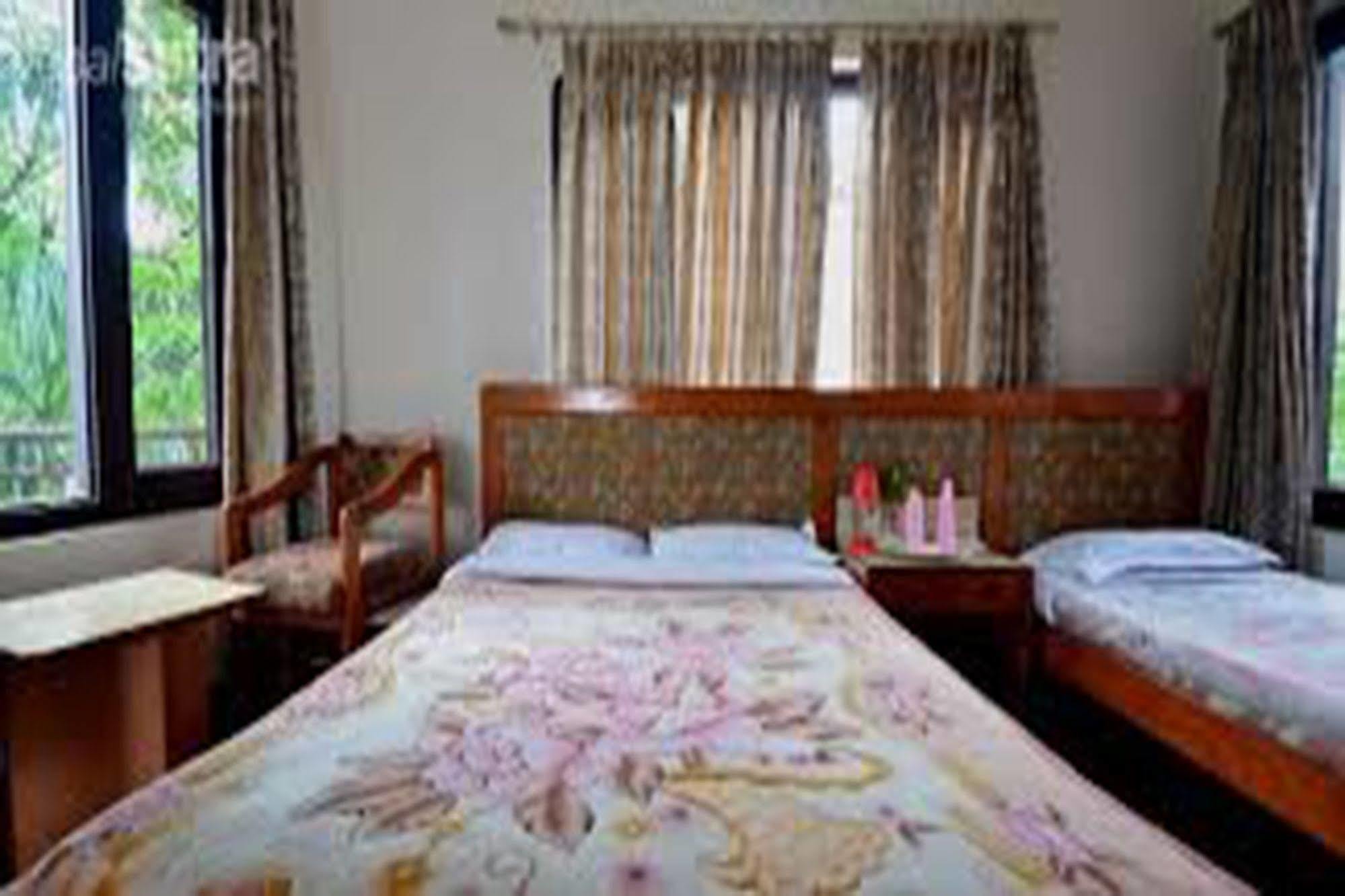 Chitwan Adventure Resort Sauraha Bagian luar foto